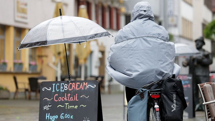 Die Umsätze an der Eisdiele dürften am Mittwoch nicht allzu hoch ausfallen, doch zum Feiertag ändert sich das vermutlich.