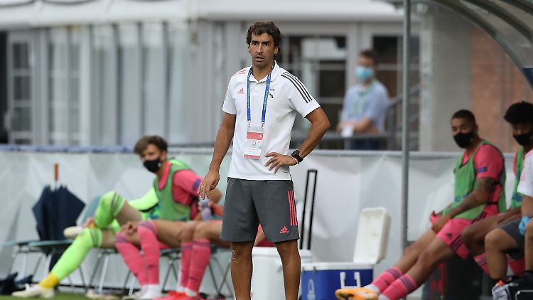 Bald vielleicht in Gelsenkirchen? Raul an der Seitenlinie.