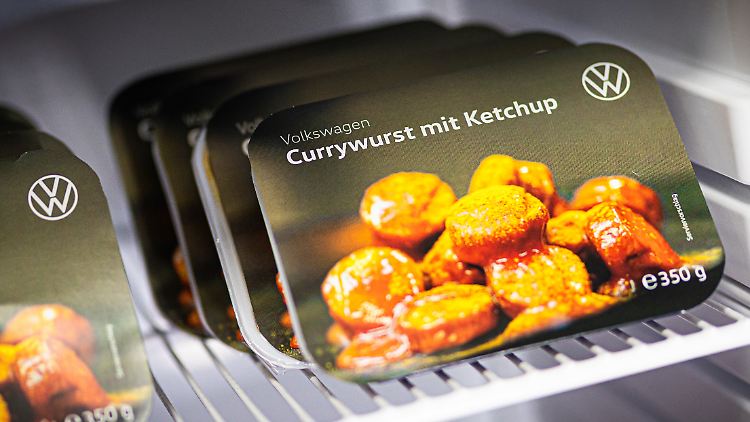 Die Volkswagen-Currywurst für die Mikrowelle in einem Kühlschrank in einer Halle im Stammwerk.
