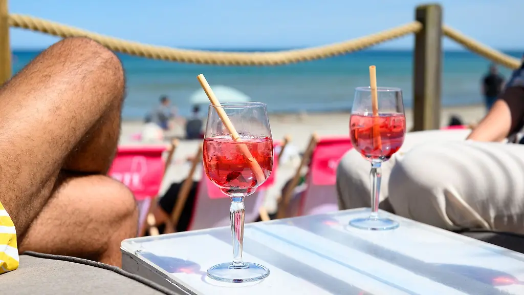 Getraenke-stehen-auf-einem-Tisch-der-Beachlounge-Scharbeutz-am-Ostseestrand