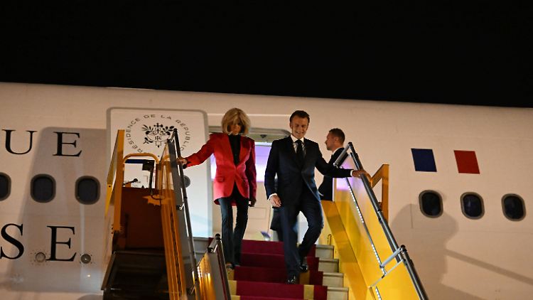 Brigitte und Emmanuel Macron bei ihrer Ankunft in Vietnam. 