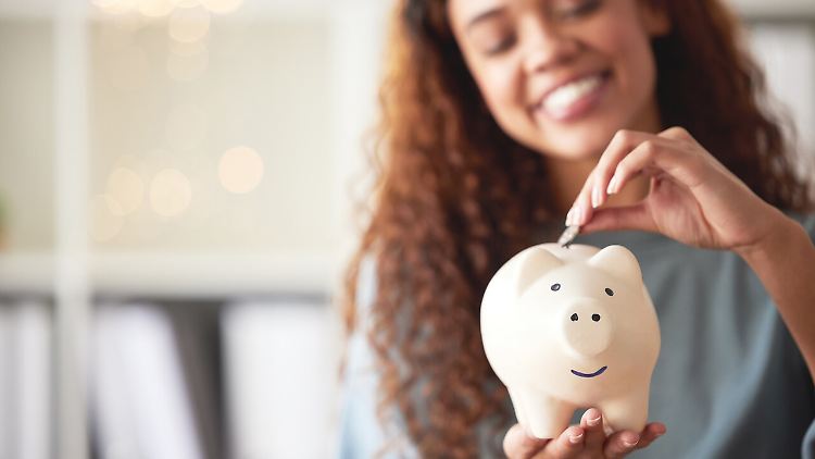 Wer mindestens 2.500 Euro im Sparschwein hat, kann bei der Postbank höhere Tagesgeldzinsen bekommen.