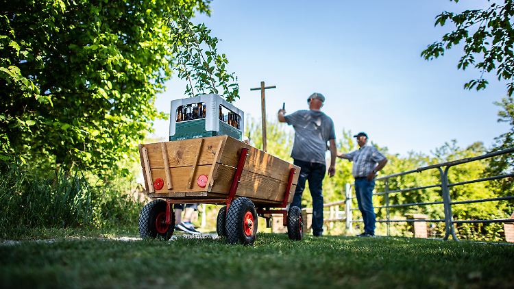 Idyllisch und gesellig: Vatertagsbräuche sind oft mit Alkoholkonsum verbunden.