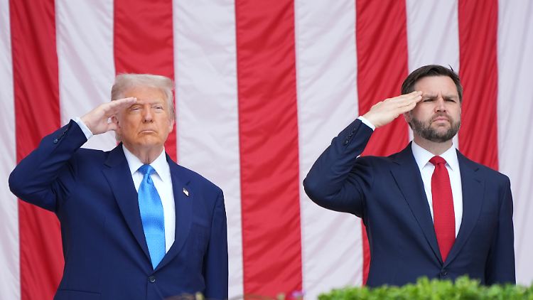Schutzmacht für Kanada: Trump und sein Vize Vance salutieren zum Memorial Day. 