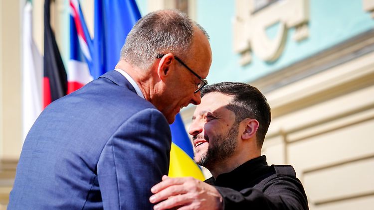 Merz und Selenskyj beim Besuch des Kanzlers in Kiew, Mitte des Monats