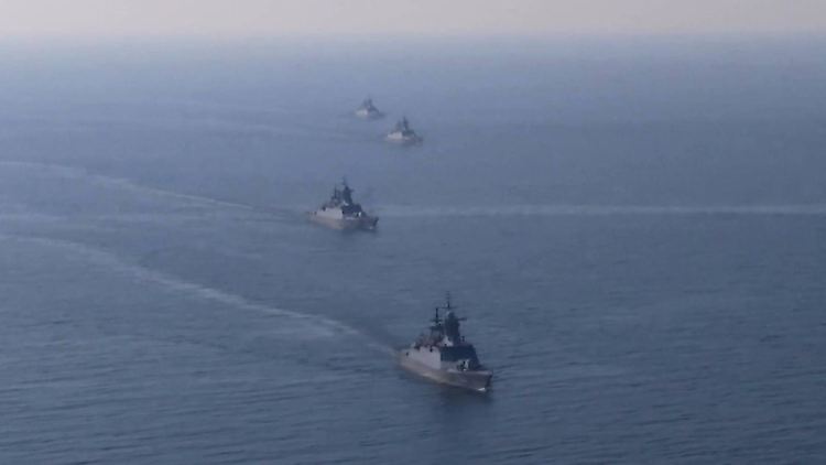 Russische Kriegsschiffe nehmen mit 3000 Soldaten, 20 Kriegsschiffen, 25 Flugzeugen und Hubschraubern sowie bis zu 70 Einheiten Militär- und Spezialausrüstung zur Verteidigung ihrer Stützpunkte an Übungen in der russischen Ostsee teil.