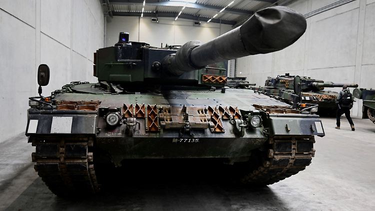 Begehrtes Objekt: Ein Leopard 2 steht in einer Fabrik von Rheinmetall.