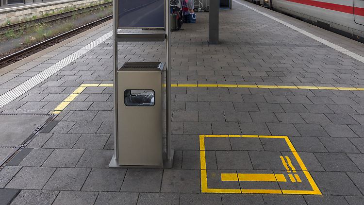 Raucherbereich am Bahnsteig: Seit den 2000er Jahren wurden in Deutschland die Maßnahmen gegen das Rauchen ausgeweitet.