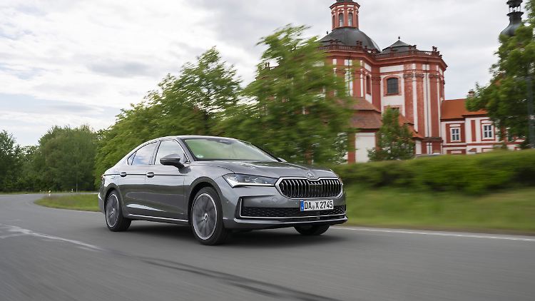 Skoda bietet die Superb Limousine nun auch als Plug-in-Hybrid an.