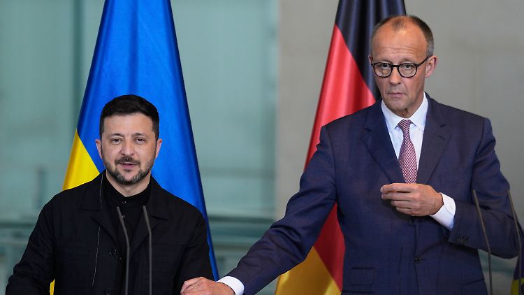 "Wir stehen fest an der Seite der Ukraine", sagt Merz.