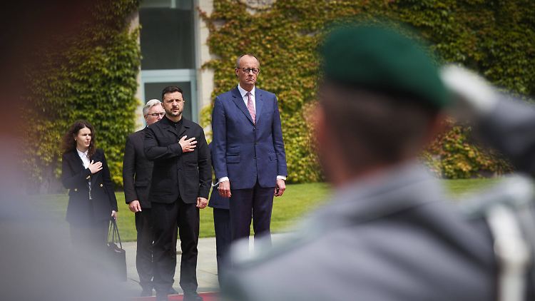 Bundeskanzler Merz (rechts) empfing den ukrainischen Präsidenten Selenskyj im Kanzleramt.