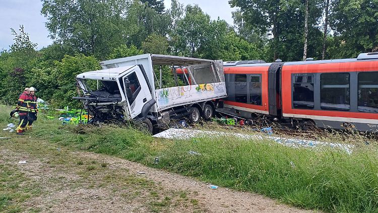 Bei dem Unfall wurde die Regionalbahn teilweise von den Gleisen gehoben.