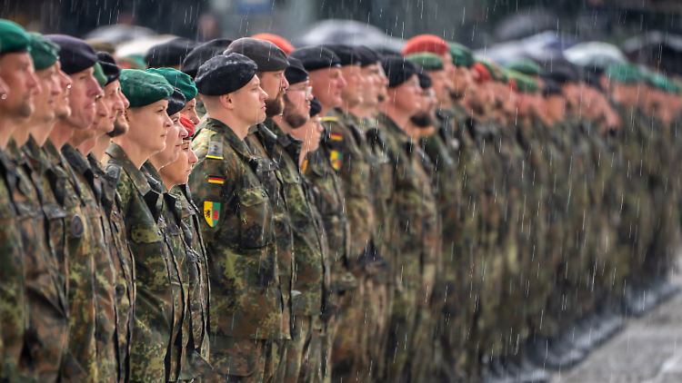 Bundeswehr-Soldaten beim Aufstellungsappell der Panzerbrigade 45. Sie ist dauerhaft in Litauen stationiert und soll die Ostflanke der Nato unterstützen.