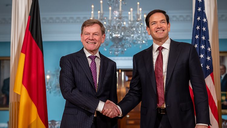 Zu Beginn des Treffens posierten Wadephul und Rubio noch zusammen für die Fotos, danach trat der deutsche Außenminister alleine vor die Kameras.