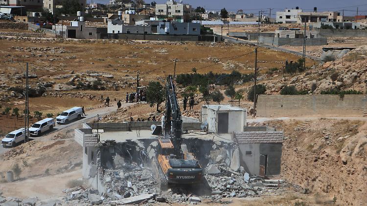 Ein israelischer Bagger reißt ein palästinensisches Haus im Westjordanland ab.