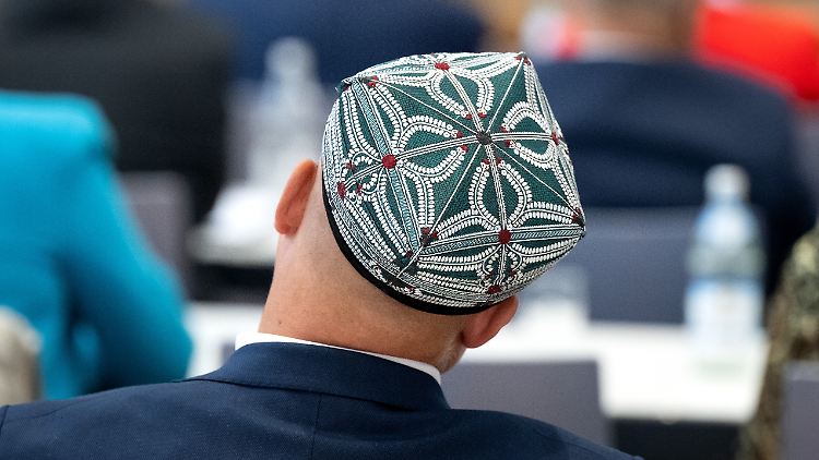 Ein Teilnehmer lauscht beim Weltkongress der Uiguren 2022.