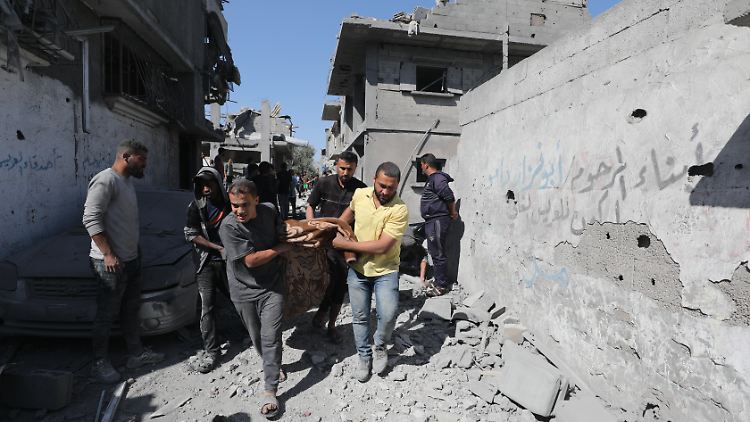 Nach einem Angriff auf das Flüchtlingslager Bureij in Deir al-Balah, Gaza.