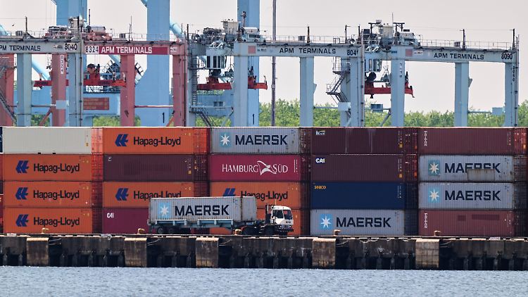 Am Hafen von New York stauen sich die Container.