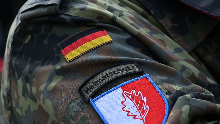 Gelöbnis des Heimatschutzregiments 5 der Bundeswehr im Innenhof von Schloss Ehrenstein.