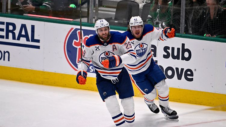 Herr Draisaitl (l.) träumt vom Stanley Cup. Und weil er kein Träumer ist, könnte er den schon bald in der Hand halten.