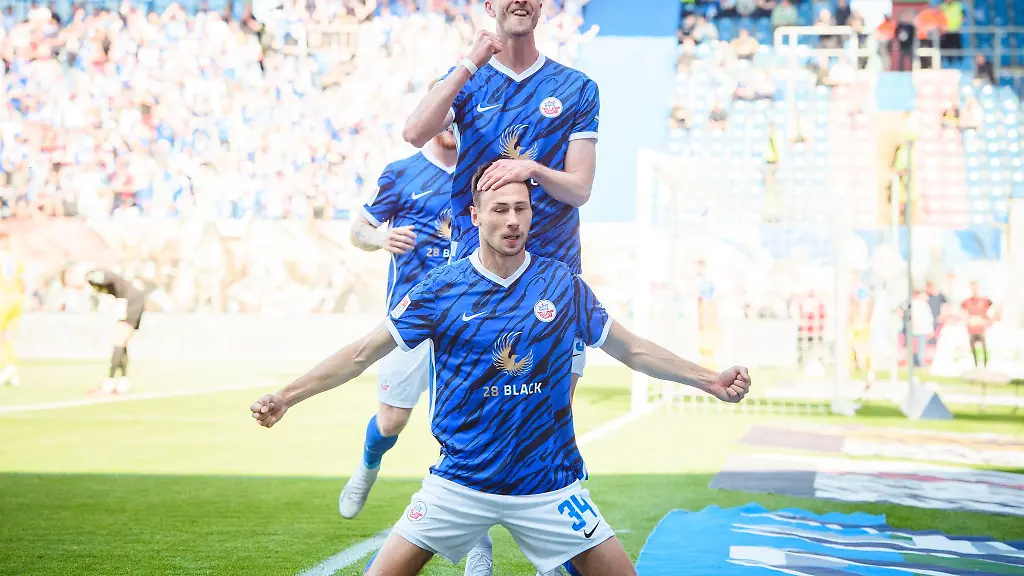 Rostocks-Lukas-Froede-bejubelt-seinen-Treffer-zum-1-0-vor-den-eigenen-Fans