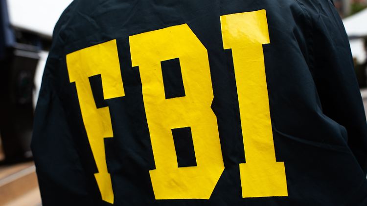 Das FBI fand einen USB-Stick mit Daten, die der Verdächtige angelegt hatte.
