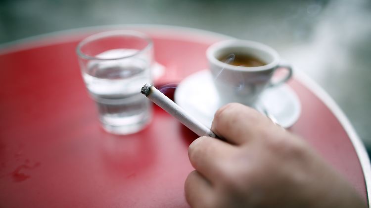 Die Außenbereiche von Cafés und Restaurants bleiben eine der letzten Bastionen für Raucher in Frankreich.
