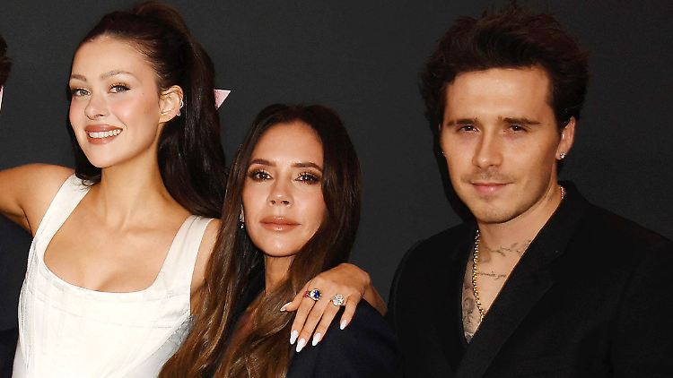 Derzeit herrscht zwischen Victoria Beckham (M.) und ihrem Sohn Brooklyn Funkstille.