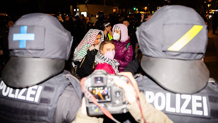 Greta Thunberg während einer propalästinensischen Kundgebung am Jahrestag des Hamas-Angriffs auf Israel im Oktober in Berlin-Kreuzberg. 