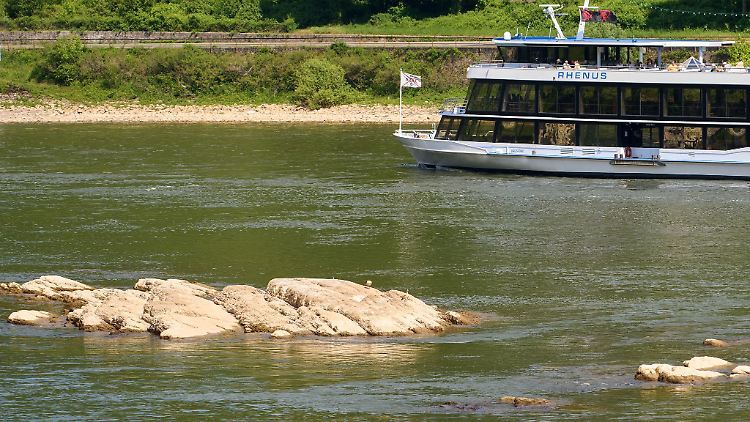 Die für die Schifffahrt relevanten Pegelstände des Rheins bei Kaub waren um die Jahreszeit noch nie so niedrig. (Archivfoto)