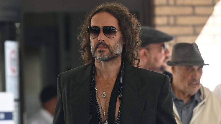 Erschien mit aufgeknöpften Hemd vor Gericht: Russell Brand.