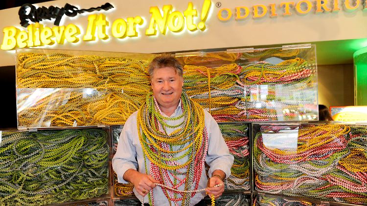 2010 wurde Gary Duschl nach New York eingeladen, um das dreimillionste Glied seiner Kette am Times Square zu signieren.