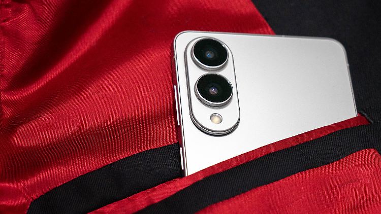 Das Galaxy S25 Edge passt sehr gut zu Abendgarderobe.