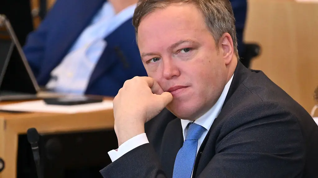 Mario-Voigt-CDU-Fraktionschef-sitzt-im-Thueringer-Landtag