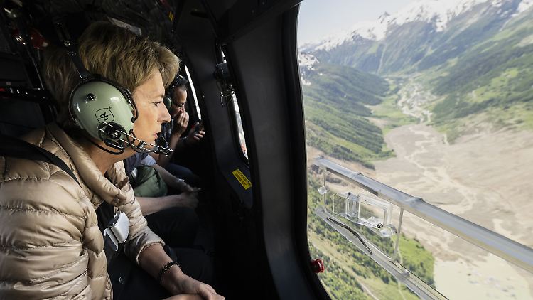 Die Bundespräsidentin macht sich im Katastrophengebiet ein Bild von der Lage