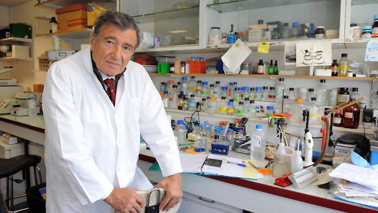 Étienne-Émile Baulieu 2008 in einem Labor. 