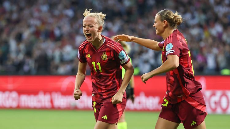 Lea Schüller jubelt nach dem 4:0 gegen die Niederlande. 