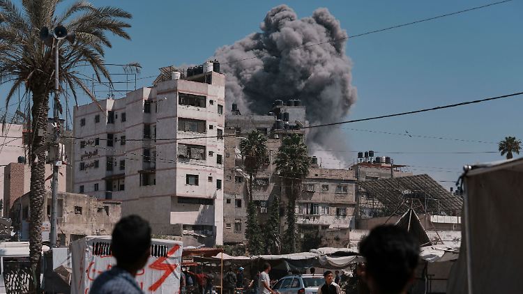 Ein israelischer Luftschlag trifft am Freitag ein Gebäude in Gaza Stadt. 
