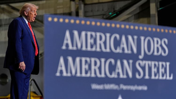 Trump lässt sich von Stahlarbeitern in Pennsylvania feiern. 