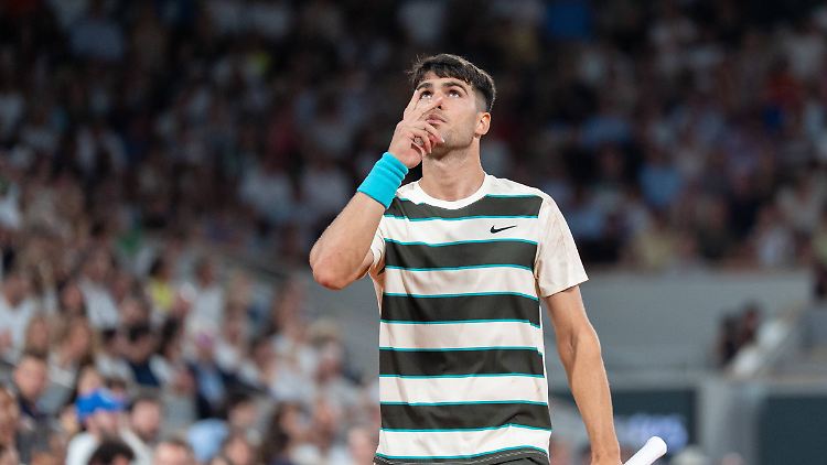 Favorit Carlos Alcaraz schafft mit Nervenstärke den Einzug ins Achtelfinale der French Open. 