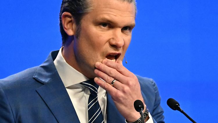Pentagon-Chef Hegseth fordert die asiatischen Verbündeten der USA zur schnellen Aufrüstung auf. 
