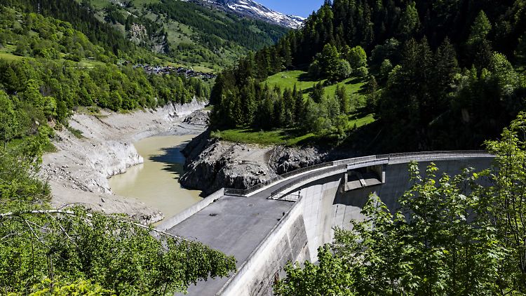 Das Wasser des Stausees in Ferden kann nicht durch die Turbinen geleitet werden: Es führt zu viel Sand.