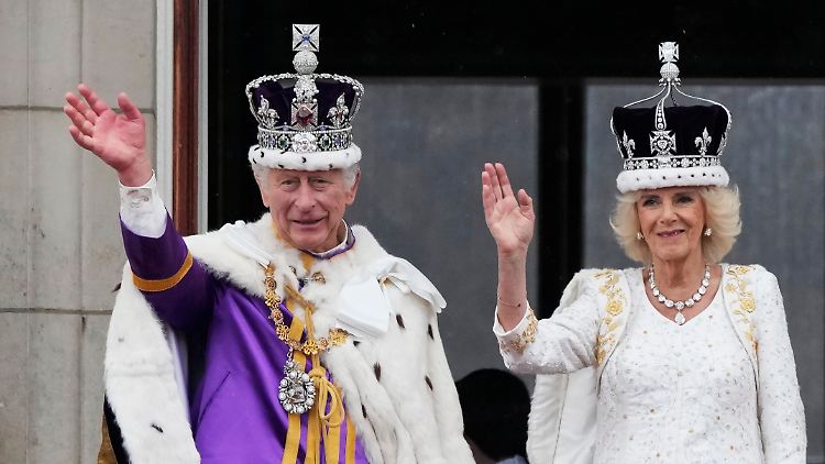 Charles III. mit seiner Ehefrau Camilla nach der Krönungszeremonie.