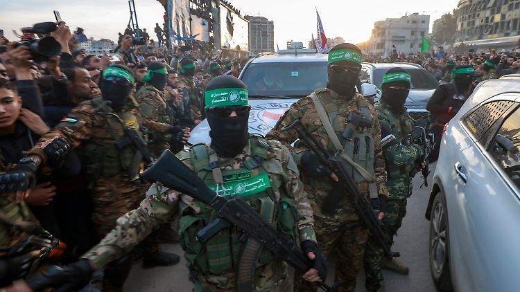 Hamas-Kämpfer bei der Freilassung israelischer Geiseln im Januar. 