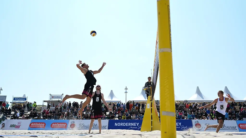 Eric-Stadie-vom-Team-Hauptstadt-Beacher-e-V-VC-Olympia-verteidigt-den-Ball-und-holt-zum-Gegenschlag-aus