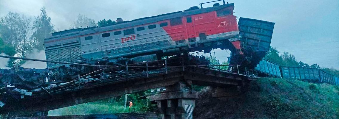 Der Gouverneur der russischen Region Kursk zeigt die zerstörte Brücke und den entgleisten Güterzug.