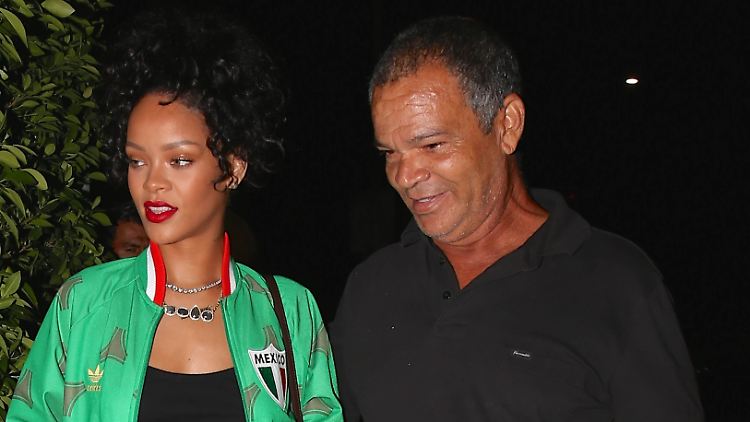 Popstar Rihanna mit ihrem Vater Ronald Fenty.