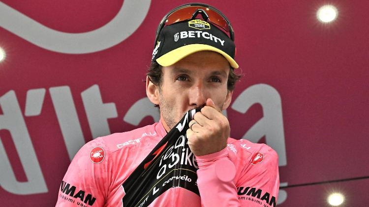 Simon Yates fühlt sich augenscheinlich pudelwohl in Rosa.