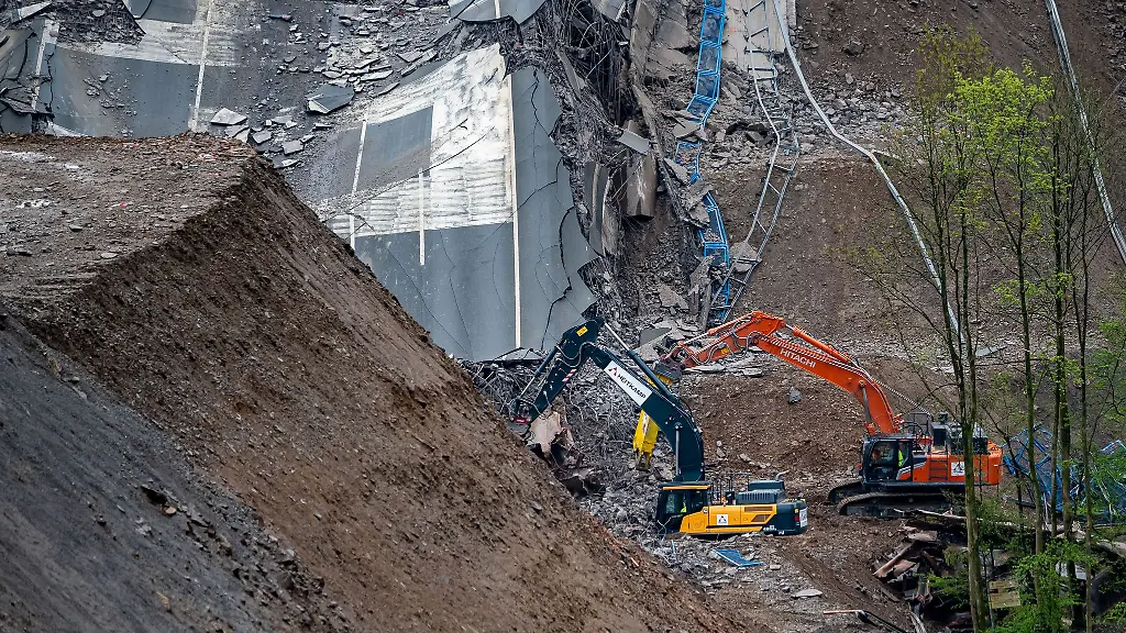 Nach-der-erfolgreichen-Sprengung-der-Rahmedetalbruecke-ruecken-Bagger-und-weitere-Einsatzfahrzeuge-zu-den-Aufraeumarbeiten-aus