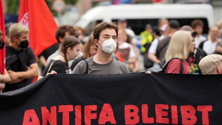 Mehrere hundert Menschen stellen sich in Berlin erneut gegen einen Aufzug von Rechtsextremen. 